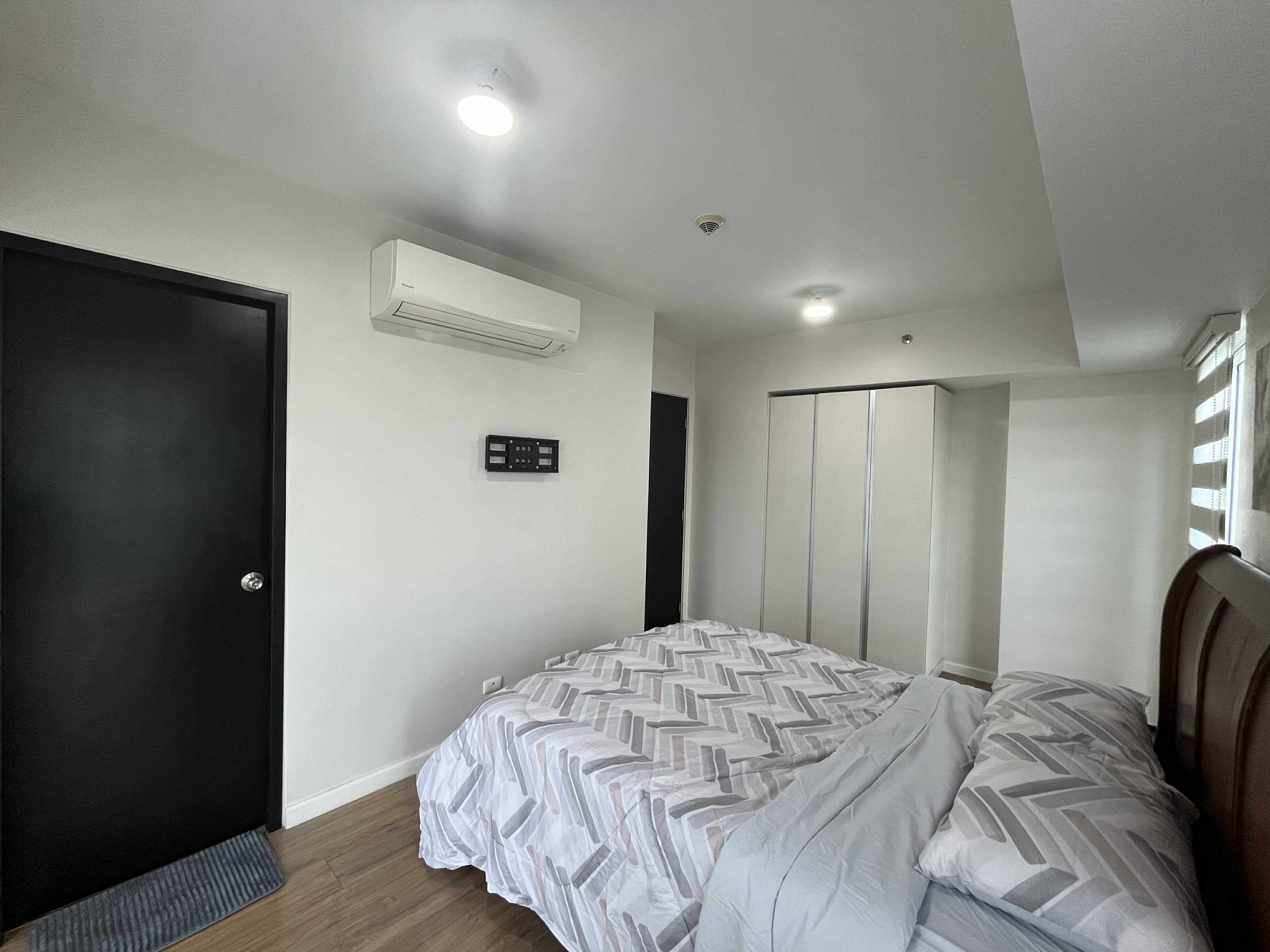 2 Bedroom Unit w/ Balcony for Rent at Solinea Tower 2 Cebu Business Park https://www.rent.ph/uploads/0000/226/2025/08/21/d4088f74-17f8-4c3b-9d56-b4f90ed34f6e.jpg