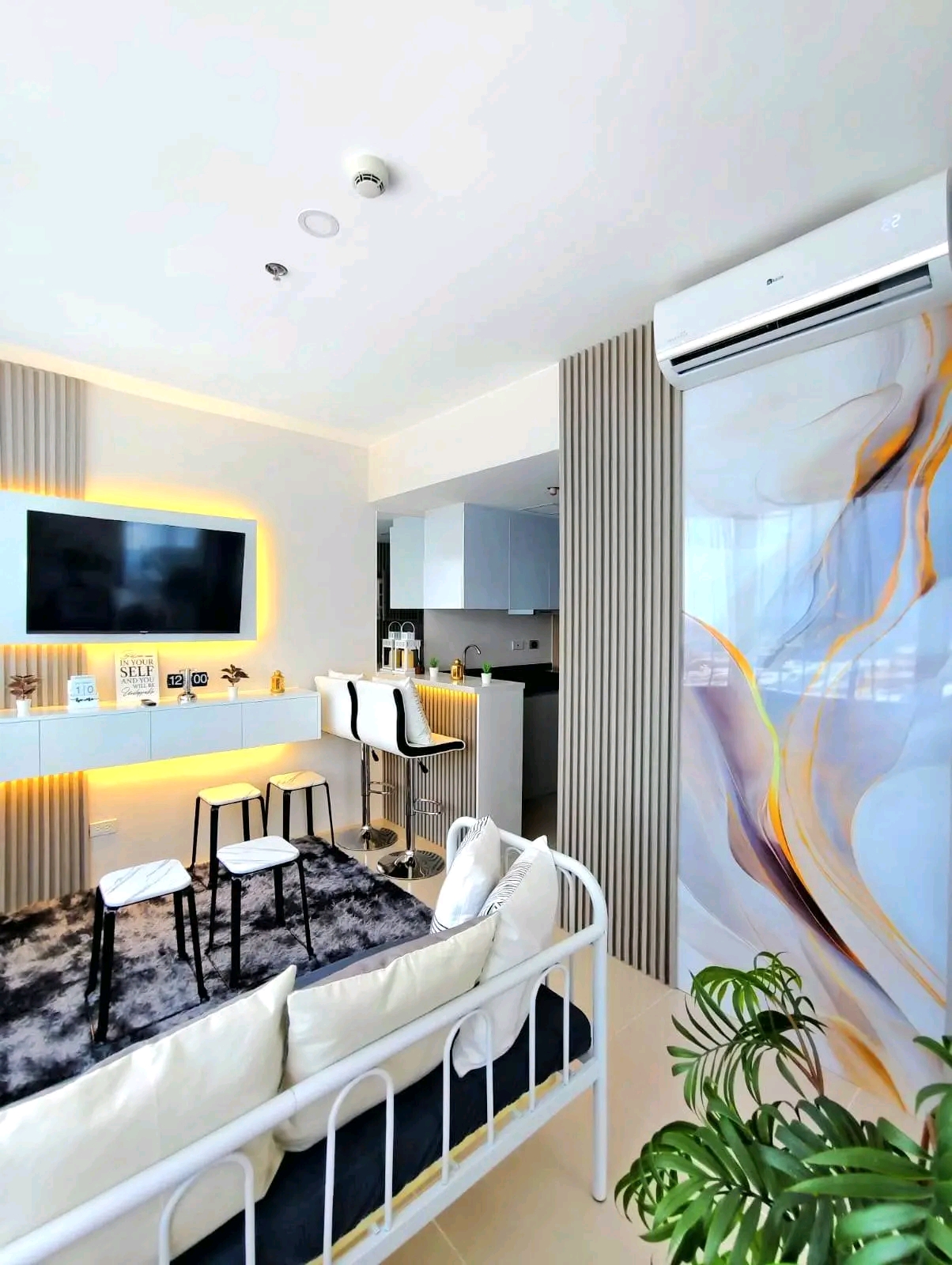 FULLY FURNISHED 1BR CORNER UNIT FOR RENT IN J TOWER https://www.rent.ph/uploads/0000/914/2025/11/04/1000257870.jpg