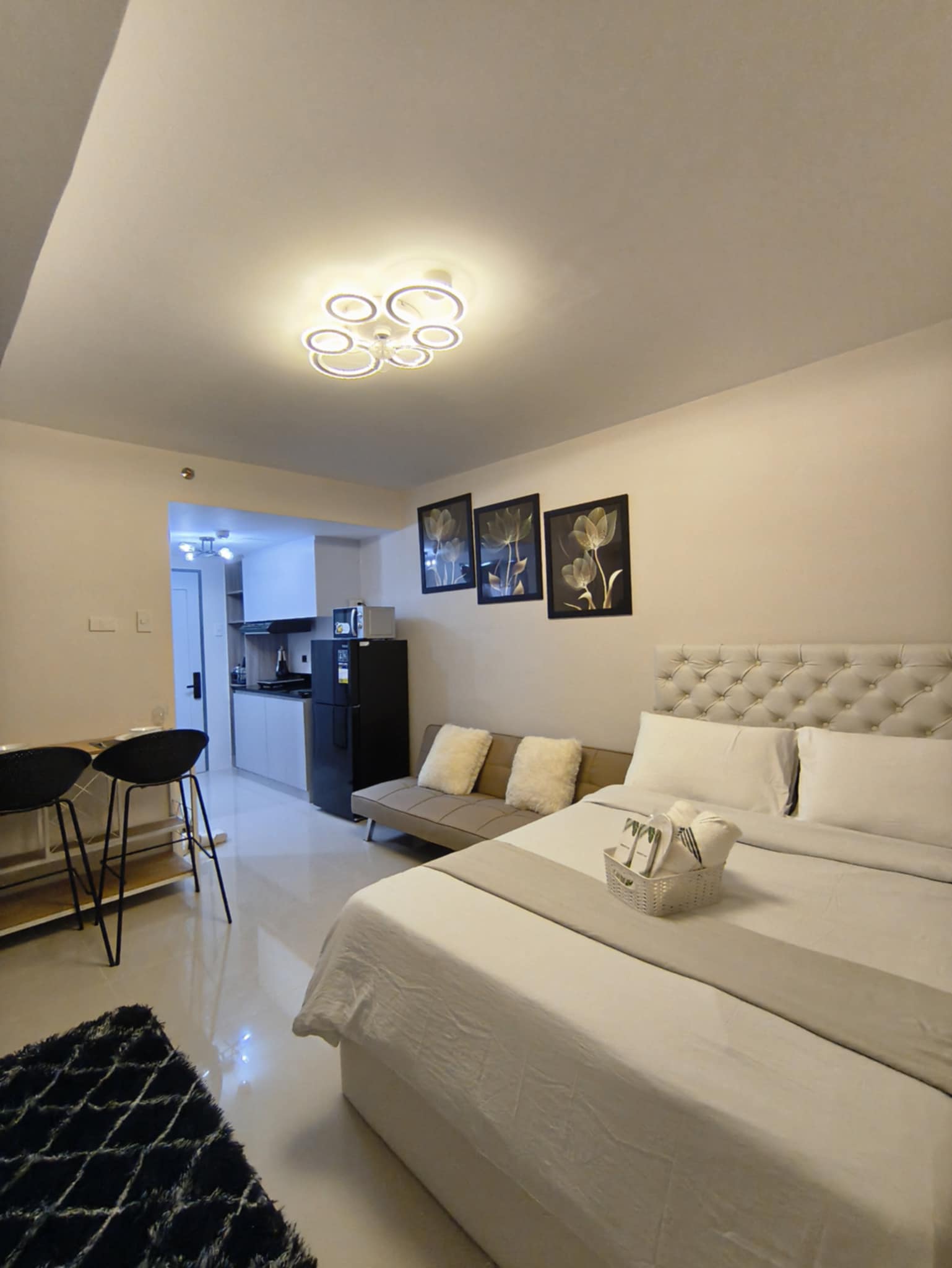 Studio Unit with high speed Internet few steps from SM JMall https://www.rent.ph/uploads/0018/18962/2025/06/19/messenger-creation-dbf51d53-e813-4fca-bb51-7984eb8e875b1.jpeg