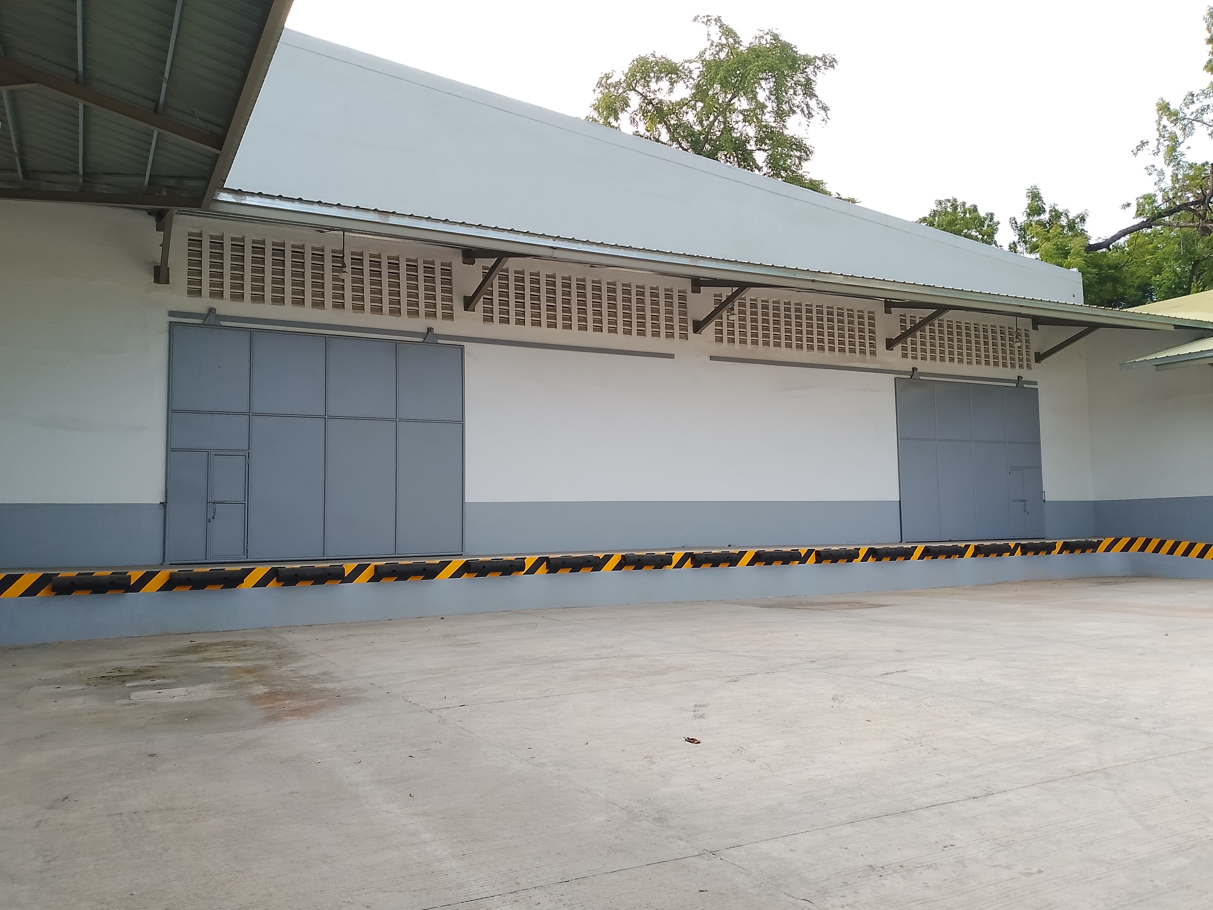FOR LEASE: Spacious Warehouse Along Sasa Highway, Davao City 🚛 https://www.rent.ph/uploads/0018/18968/2025/11/21/img-20251031-162724-464.jpg