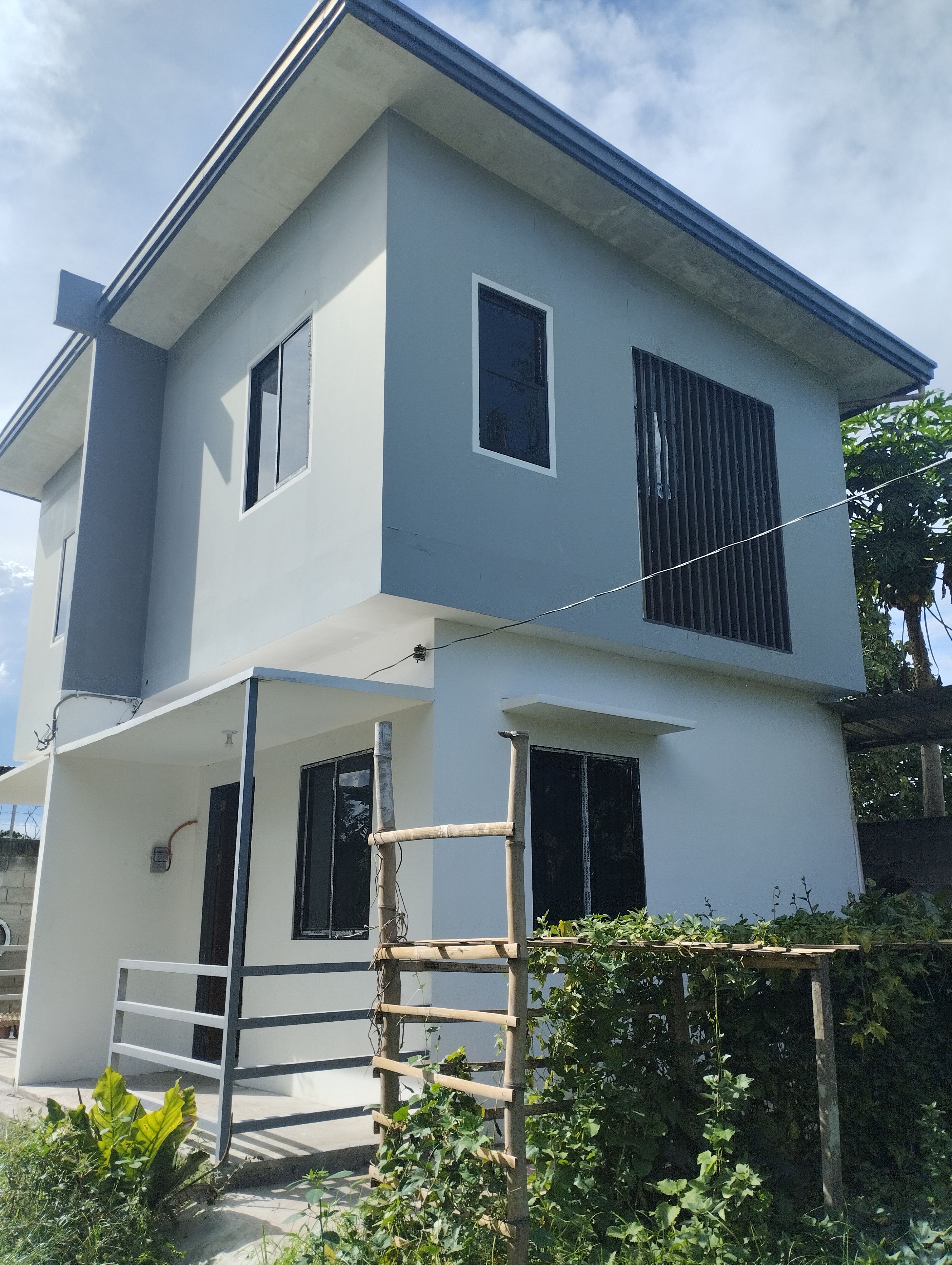 2 Storey, 2 door Apartment https://www.rent.ph/uploads/0021/21669/2025/11/17/img-20251117-1400551.jpg